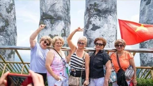 Visiteuses étrangères sur le pont d'Or (Golden Bridge) à Da Nang. Photo : VNA.