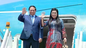 Le Premier ministre Pham Minh Chinh et son épouse. Photo : VNA.