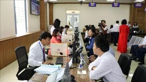 Au Centre de services de l'administration publique de la province de Ninh Binh (au Nord). Photo : VNA.