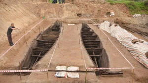Vue d’ensemble du bateau à double coque unique après l’excavation d’urgence au chef-lieu de Thuan Thanh, province de Bac Ninh. Photo : NDEL.