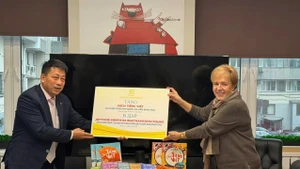 Pham Vinh Thai (gauche), rédacteur en chef de la Maison d'édition de l'Éducation du Vietnam, a fait don de nombreux livres pour enfants et manuels d'enseignement de vietnamien à la Bibliothèque. Photo : Maison d'édition de l’Éducation du Vietnam.