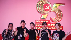 Des jeunes à l'exposition « 95 ans - le drapeau du Parti éclaire la voie ». Photo : NDEL.