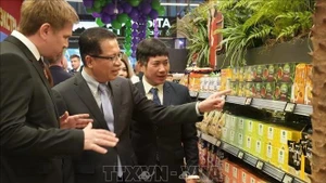 L’ambassadeur du Vietnam en Russie, Dang Minh Khoi (2e) lors de la cérémonie d’ouverture du premier stand des denrées alimentaires vietnamiennes. Photo : VNA.