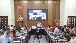 Lors de la conférence d’information à l’intention des ONG étrangères actives au Vietnam. Photo : baothoidai.