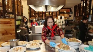 Des membres de l’Association des femmes vietnamiennes en Belgique préparent les plats. Photo : baoquocte.