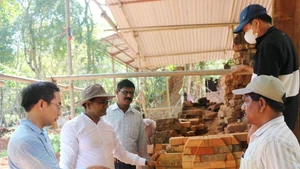 Des experts vietnamiens et indiens supervisent les travaux de restauration de la tour F. Photo : VNA.