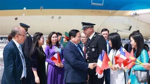 Le Premier ministre vietnamien Pham Minh Chinh et son épouse Le Thi Bich Tran arrivent à Nice, France. Photo : VNA.