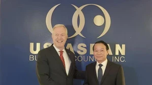 Le ministre l’Agriculture et de l'Environnement du Vietnam, Do Duc Duy (à droite), et Ted Osius, président et directeur général de l’USABC. Photo : VNA.