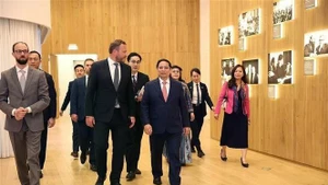 Le Premier ministre vietnamien Pham Minh Chinh visite le Centre Arvo Pärt. Photo : VNA.
