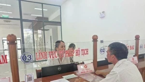 Un homme dépose ses demandes le jour de l'expérimentation du modèle d'administration locale à deux niveaux, dans le quartier de Pleiku, à Gia Lai. Photo : VNA.