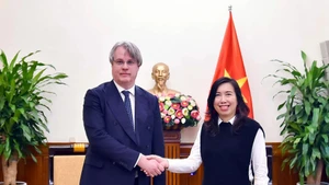 La vice-ministre vietnamienne des Affaires étrangères Le Thi Thu Hang (à droite) et Kirill Logvinov, directeur du Département des organisations internationales du ministère russe des Affaires étrangères. Photo : baoquocte.