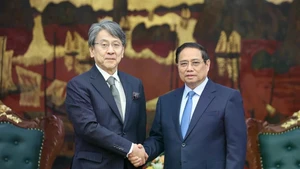 Le Premier ministre vietnamien Pham Minh Chinh (à droite) rencontre à Hanoi Maeda Tadashi, président du Conseil d’administration de la JBIC. Photo : VNA.