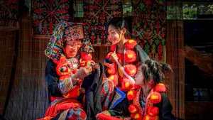 Transmission de l’art de la broderie traditionnelle de l’ethnie Dao Rouge aux jeunes générations. Photo : nhiepanhdoisong. 