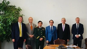 L'ambassadeur vietnamien Nguyen Viet Cuong (3e à droite) lors de sa séance de travail avec le président de la Commission des relations extérieures du Sénat chilien, Iván Moreira Barros. Photo : VNA.
