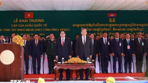 Le Premier ministre Pham Minh Chinh et son homologue cambodgien, Hun Manet, assistent à la cérémonie d'inauguration du poste frontière international Tan Nam-Meun Chey. Photo : VNA.