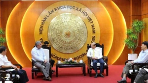 Dr Phan Chi Hieu (droite) et Vyacheslav Kalganov à Hanoi. Photo : VASS.