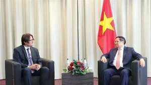 Le Premier ministre vietnamien Pham Minh Chinh (à droite) reçoit Jevgeni Kabanov, président du groupe Bolt. Photo : VNA.
