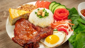 Le com tam suon (riz brisé aux travers de porc grillés) figure dans le classement des 100 plats à base de viande les mieux notés d’Asie du Sud-Est.