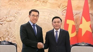 Tran Cam Tu, Permanent du Secrétariat du Comité central du Parti communiste du Vietnam (droite) et Bounleua Phandanouvong, président par intérim de la Commission des relations extérieures du Comité central du Parti populaire révolutionnaire lao. Photo : VNA.