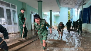 Khanh Hoa : les garde-frontières aux côtés des habitants pour faire face aux dégâts des inondations