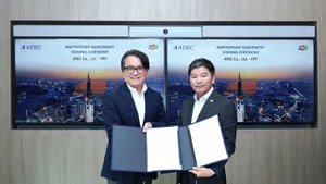 Do Van Khac, directeur général adjoint de FPT Software et directeur général de FPT Japan (à droite), et Toru Tachibana, vice-président d'ATEC. Photo : NDEL.