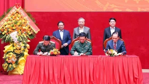 Lors de la signature du Règlement de coordination entre le ministère de la Sécurité publique, le ministère de la Défense et le ministère des Affaires étrangères. Photo : NDEL.