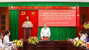 Le président de l'Assemblée nationale du Vietnam, Tran Thanh Man, a présidé le 30 juin, une séance de travail avec les autorités de la ville de Can Tho. Photo : VNA.