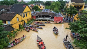 Inondations à Hoi An : les touristes découvrent avec enthousiasme la vieille ville en barque
