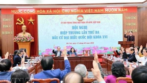 Le Présidium du Comité central du Front de la Patrie du Vietnam a validé à l’unanimité la liste des 217 candidats issus des organes centraux autorisés à se présenter aux élections législatives de la 16e législature. Photo : VNA.