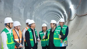 Dans la matinée du 22 février, correspondant au sixième jour de l’Année lunaire du Cheval 2026, le Premier ministre Pham Minh Chinh a effectué une inspection sur le chantier du chemin de fer urbain de Hanoï. Photo : VNA.