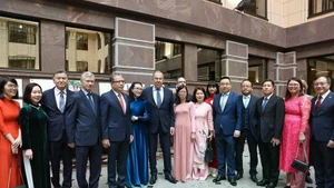 Des représentants de l'ambassade du Vietnam en Russie. Photo : VNA.