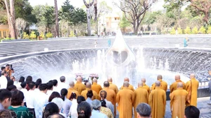 Lors de la cérémonie de requiem en mémoire des victimes de la pandémie de COVID-19 dans la matinée du 22 février, correspondant au sixième jour du Têt (Nouvelle Année du Cheval), au parc Ly Thai To, à Ho Chi Minh-Ville. Photo : VNA