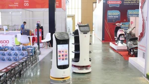 Un robot réceptionniste à la Foire du printemps 2026. Photo : VNA.