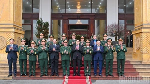 Le président Luong Cuong rend visite et présente ses vœux du Nouvel An à la Région militaire 2