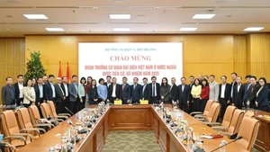 Lors de la rencontre avec les chefs des représentations vietnamiennes à l’étranger proposés et nommés en 2025. Photo : Kieu Chi.