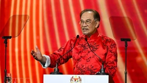 Le Premier ministre malaisien Anwar Ibrahim prend la parole lors d'un événement à Kuala Lumpur. (Photo : XINHUA/VNA)
