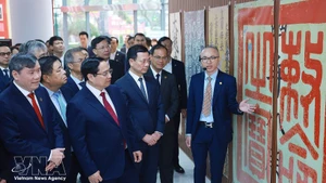 Le Premier ministre Pham Minh Chinh visite une exposition sur Han-Nom (écriture chinoise et démotique sino-vietnamienne) à l'Académie des sciences sociales du Vietnam. Photo : VNA.