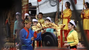 Un rituel de prière pour une bonne récolte lors du festival Khai Ha. Photo : VNA.