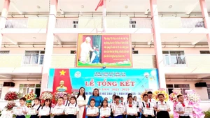 La petite CiCi (deuxième à partir de la gauche) a brillamment obtenu le titre d’élève excellente en classe de première année au Vietnam. Photo : fournie par la personne concernée.