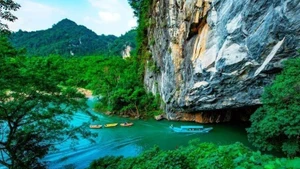 Le paysage devant la grotte de Phong Nha, au parc national de Phong Nha-Ke Bang, au Centre du Vietnam. Photo : VNA.