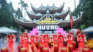 La fête de la Pagode des Parfums a été inaugurée dans la matinée du 22 février (6ᵉ jour de l’Année lunaire du Cheval 2026) à la pagode de Thien Tru, au sein du complexe de vestiges nationaux spéciaux de Huong Son. Photo : Vnexpress.