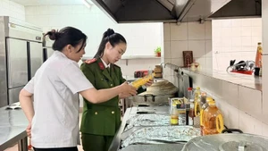 Inspection de la sécurité et de l'hygiène alimentaires dans la zone de préparation des aliments d'un hôtel. Photo: VNA.