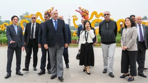 Le président de la Chambre des représentants de Jordanie visite la Citadelle impériale de Thang Long