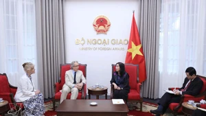 La vice-ministre des Affaires étrangères Le Thi Thu Hang reçoit Charles Henry Gordon-Lennox, duc de Richmond et de Gordon (Royaume-Uni), et son épouse. Photo : VNA.