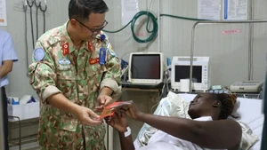 Un Têt vietnamien chaleureux à Bentiu : des « enveloppes rouges » qui diffusent l’amour et le partage