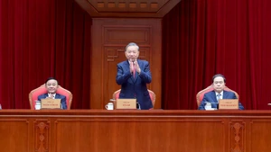 Le secrétaire général Tô Lâm, le président de l’Assemblée nationale Tran Thanh Man et le permanent du Secrétariat Tran Cam Tu coprésident la rencontre.
