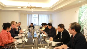 Le ministre vietnamien de la Sécurité publique rencontre un dirigeant d'Amazon à Washington. Photo : VNA.