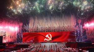 Tir de feux d'artifice pour saluer le XIVe Congrès national du Parti. Photo: VNA