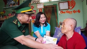 La délégation du programme « Printemps à la frontière – chaleur humaine au cœur des villages » rend visite et offre des présents aux Mères vietnamiennes héroïnes. Photo : VAN DANH