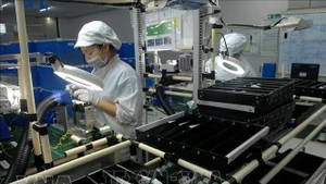 Chaîne de production d’équipements électroniques et de dispositifs d’éclairage pour automobiles et motocyclettes à la société Vietnam Stanley Electric Co., Ltd., à Hà Nội. Photo d’archives : VNA.